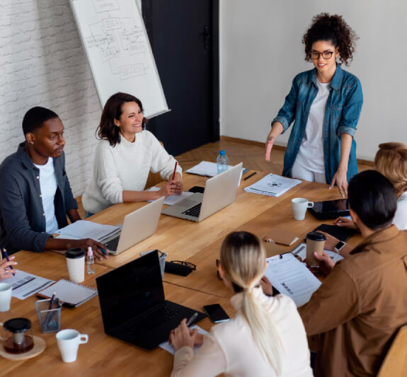 Grupo de pessoas reunidas discutindo sobre um projeto